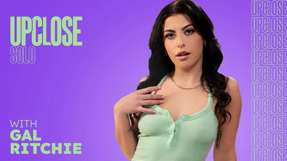 De Cerca: Ritchie, La Chica En Solitario – Up Close Solo Gal Ritchie – UP CLOSE