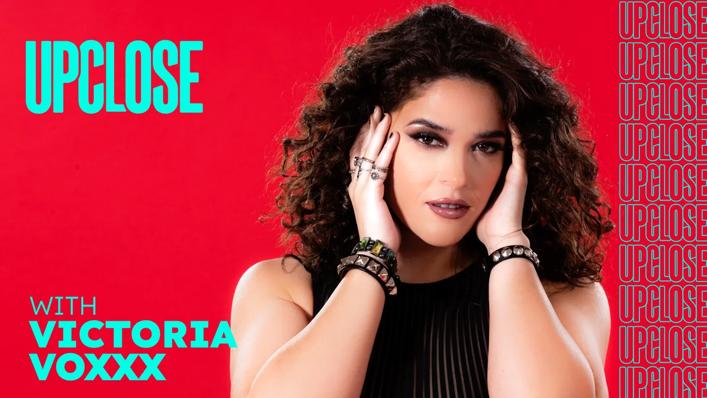 De Cerca Con Victoria Voxxx – Up Close With Victoria Voxxx – UP CLOSE
